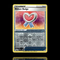 ▸ Ribbon Badge | SWSH07 Evolving Skies | Reverse Holo | 155/203 | NM